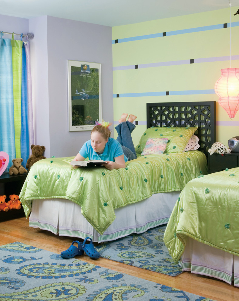 Cette image montre une chambre d'enfant traditionnelle de taille moyenne avec un mur vert, parquet clair et un sol beige.
