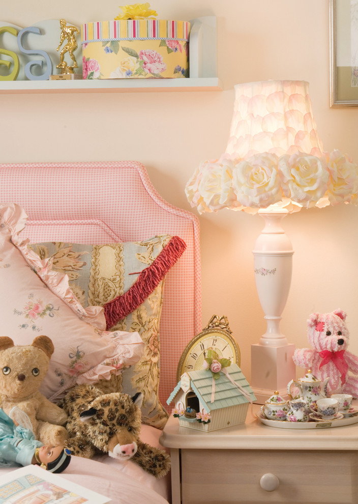 Imagen de habitación de niña romántica con paredes rosas