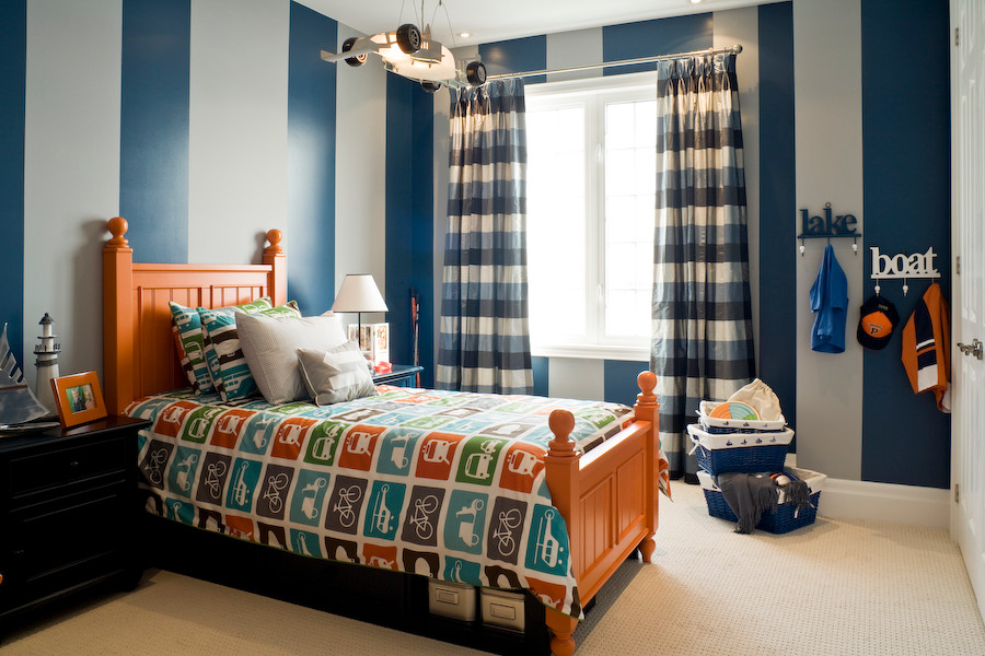 Esempio di una piccola cameretta per bambini da 4 a 10 anni minimalista con pareti blu, moquette e pavimento beige