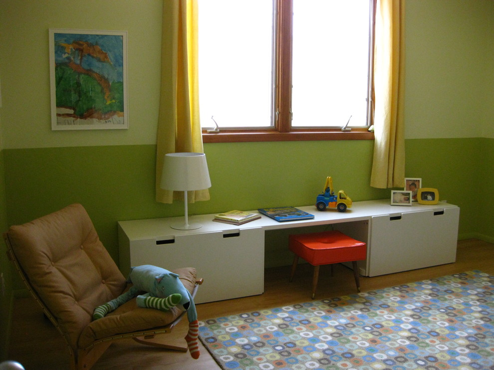 Esempio di una cameretta per bambini da 4 a 10 anni minimal di medie dimensioni con pareti multicolore