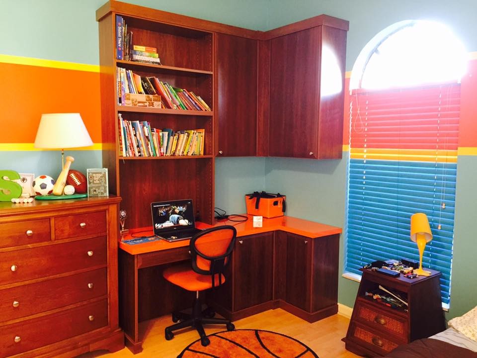 Idée de décoration pour une petite chambre d'enfant design avec un bureau, un mur bleu et parquet clair.