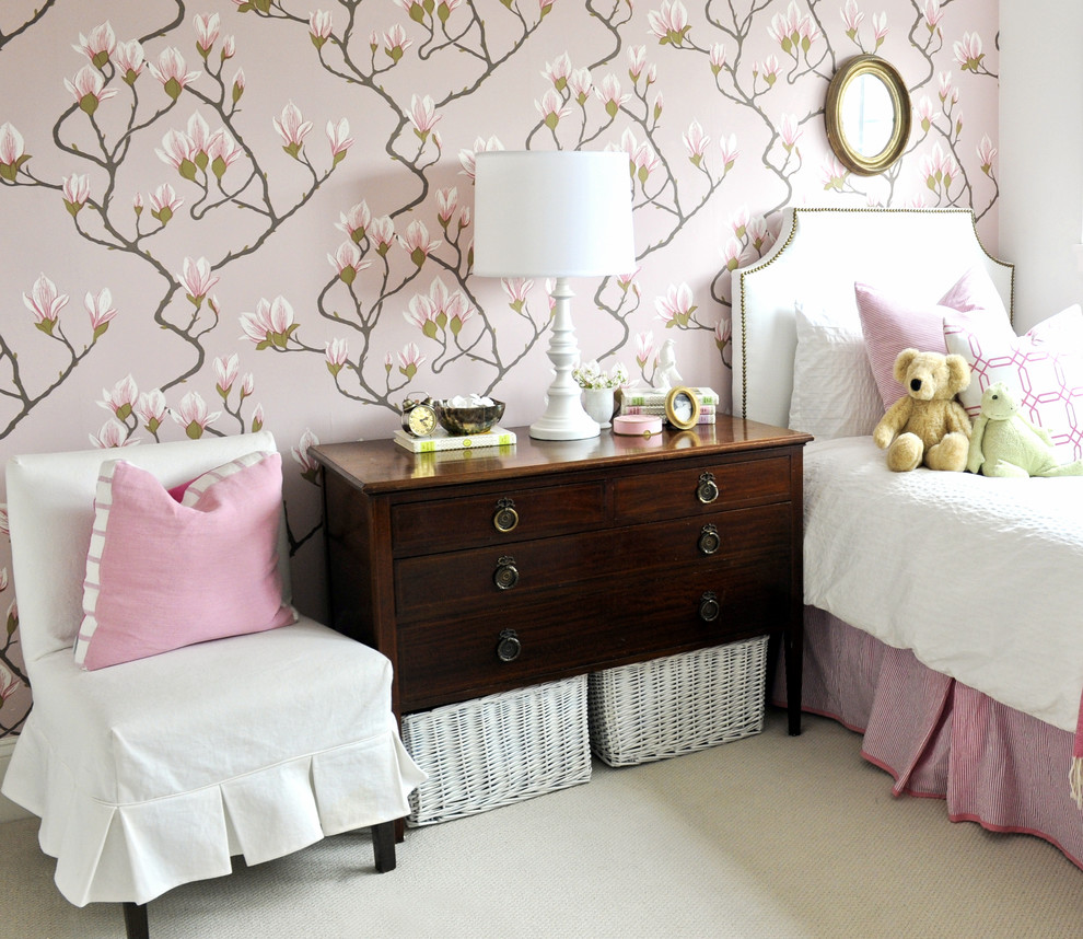 Inspiration för ett vintage flickrum kombinerat med sovrum och för 4-10-åringar, med heltäckningsmatta och flerfärgade väggar
