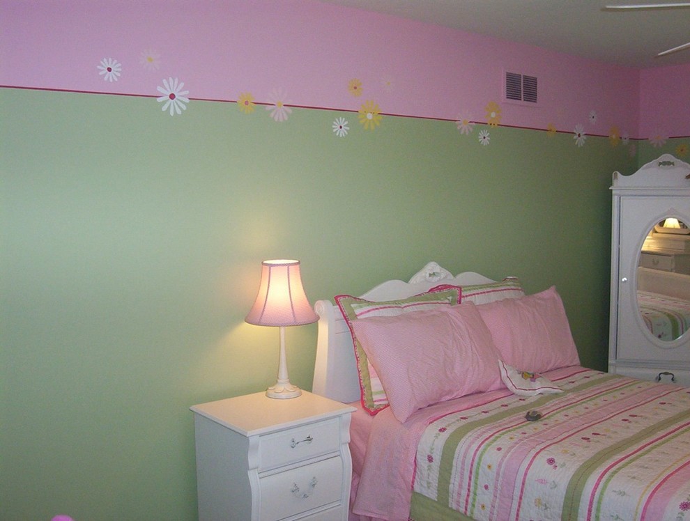 Foto di una cameretta per bambini da 4 a 10 anni classica di medie dimensioni con pareti multicolore