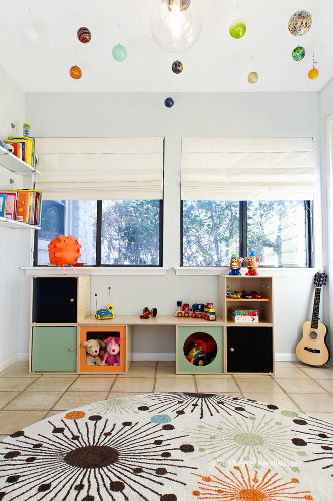 Ejemplo de dormitorio infantil actual de tamaño medio con paredes blancas y suelo de travertino