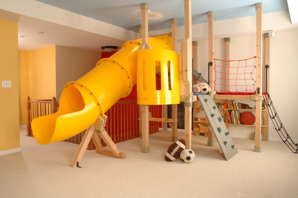 Foto di una grande cameretta per bambini da 4 a 10 anni chic con pareti beige e moquette