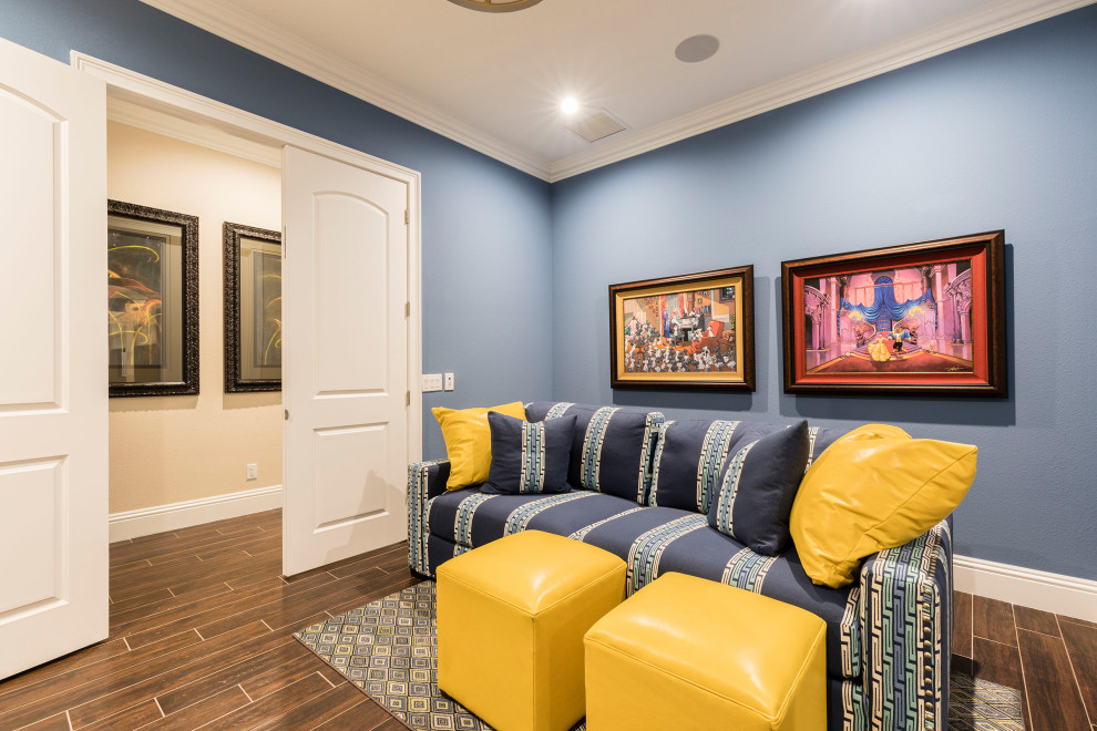 Exemple d'une chambre d'enfant de 4 à 10 ans de taille moyenne avec un mur bleu, un sol en carrelage de porcelaine et un sol marron.