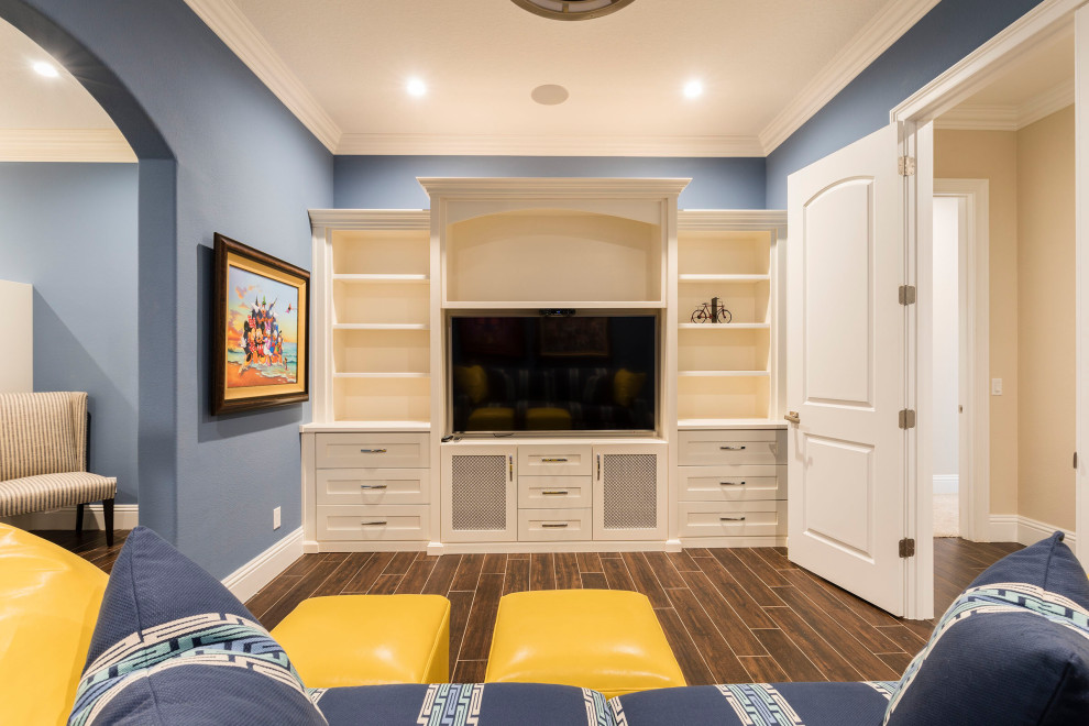 Idéer för ett mellanstort klassiskt könsneutralt barnrum kombinerat med lekrum och för 4-10-åringar, med blå väggar, klinkergolv i porslin och brunt golv