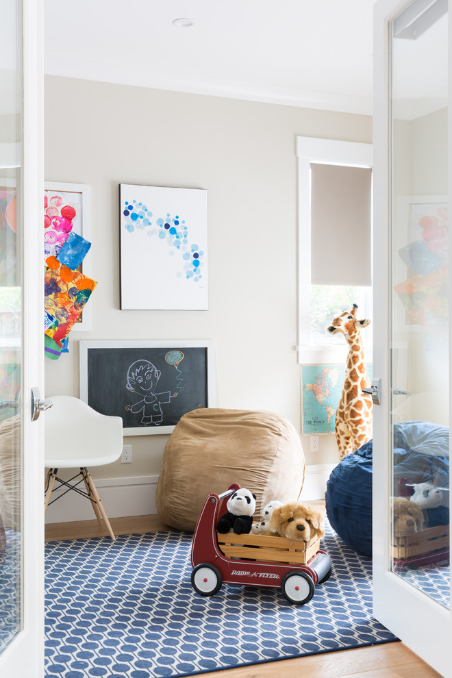 Imagen de dormitorio infantil de 4 a 10 años clásico renovado pequeño con paredes beige, suelo de madera en tonos medios y suelo beige