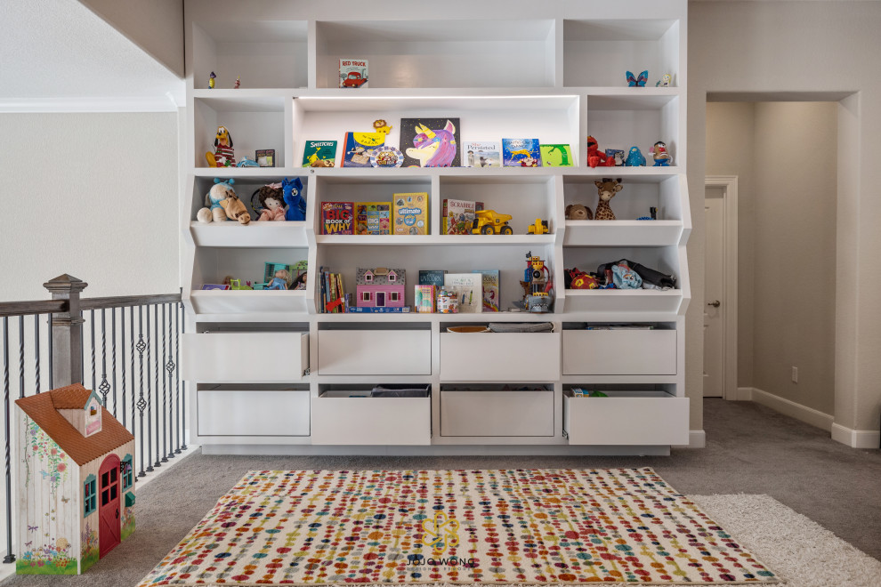 Свежая идея для дизайна: детская с игровой в стиле неоклассика (современная классика) с серыми стенами, ковровым покрытием и серым полом - отличное фото интерьера