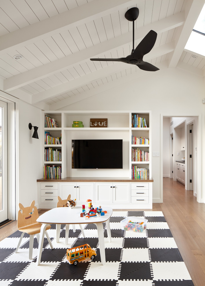 Exemple d'une chambre d'enfant de 1 à 3 ans chic avec un mur blanc, un sol en bois brun, un sol marron et un plafond en lambris de bois.