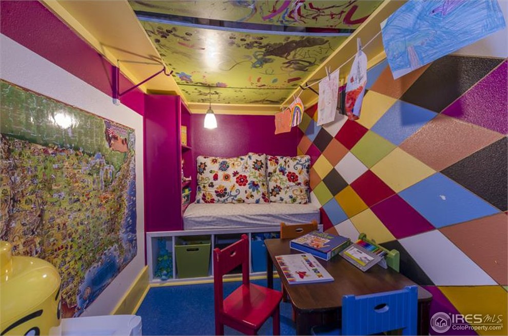 Modelo de dormitorio infantil de 1 a 3 años ecléctico pequeño con paredes multicolor, suelo de linóleo y suelo azul