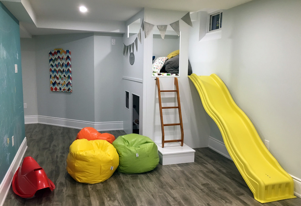 Réalisation d'une chambre d'enfant de 1 à 3 ans design de taille moyenne avec un mur blanc et un sol en bois brun.
