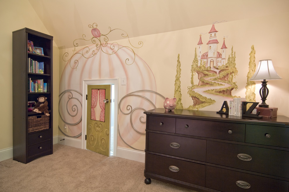 На фото: детская среднего размера в классическом стиле с спальным местом, розовыми стенами, ковровым покрытием и бежевым полом для ребенка от 4 до 10 лет, девочки