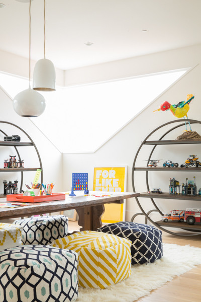 Diseño de dormitorio infantil de 4 a 10 años bohemio con paredes blancas y suelo de madera clara