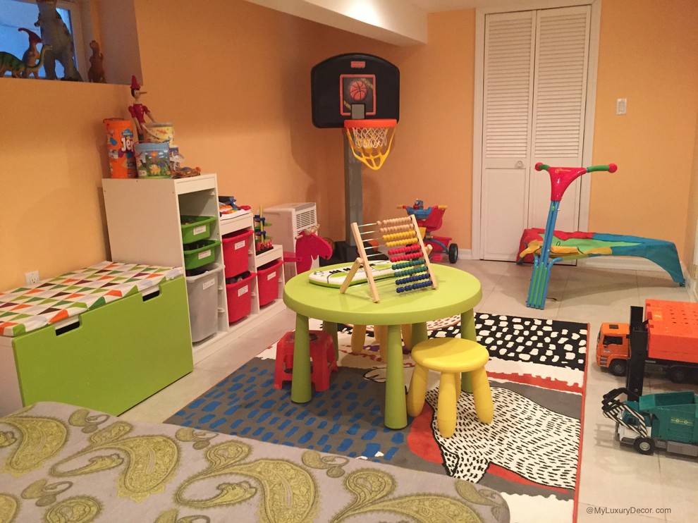 Mittelgroßes, Neutrales Modernes Kinderzimmer mit Spielecke in New York