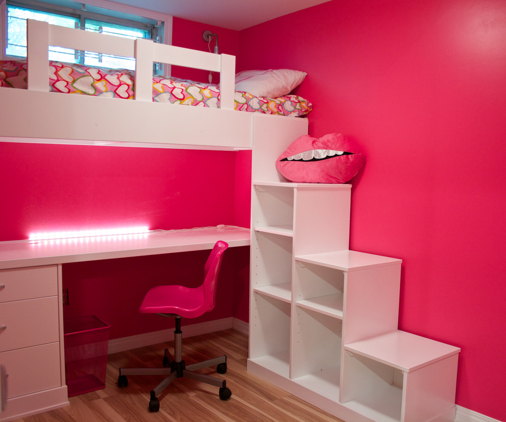 Kleines Modernes Mädchenzimmer mit Spielecke und Laminat in Calgary