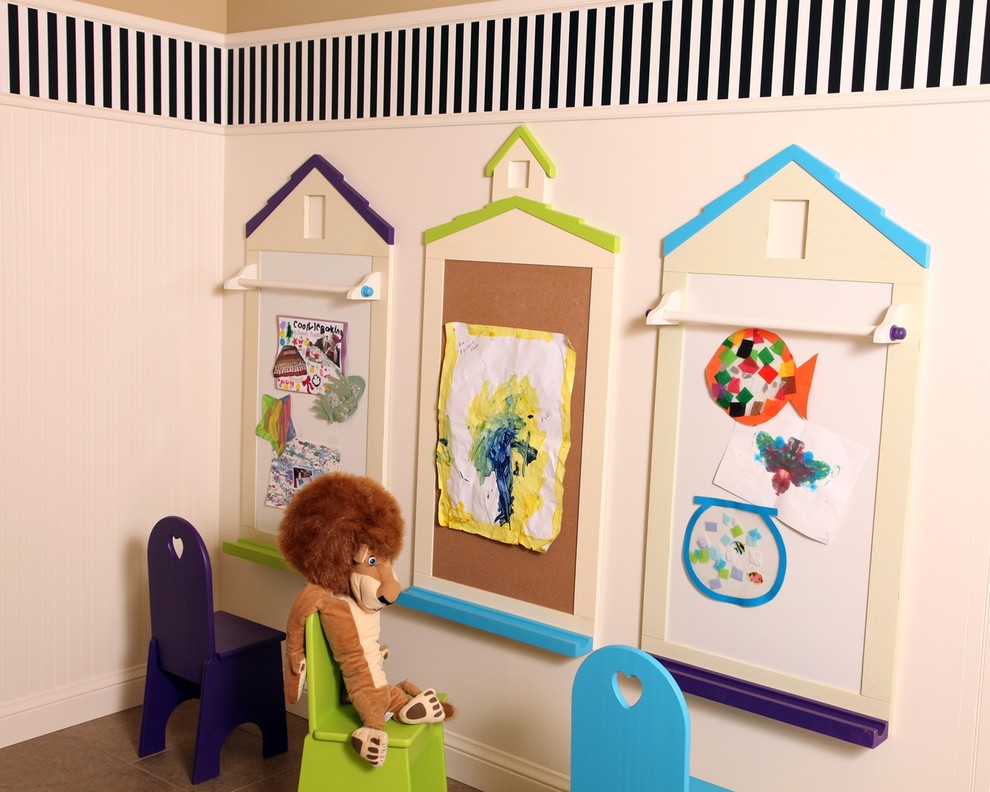 Immagine di una cameretta per bambini bohémian di medie dimensioni con pareti beige, moquette e pavimento beige