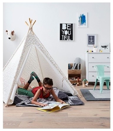 На фото: нейтральная детская среднего размера в стиле модернизм с спальным местом, белыми стенами и светлым паркетным полом для ребенка от 4 до 10 лет