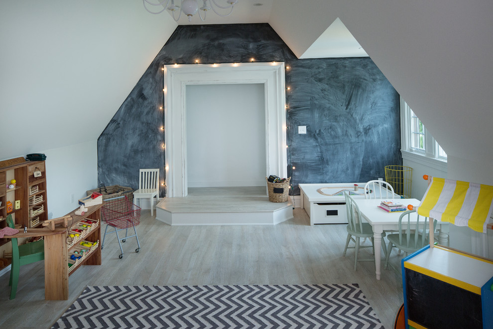 Immagine di un'In mansarda cameretta per bambini da 1 a 3 anni classica di medie dimensioni con pareti bianche e parquet chiaro