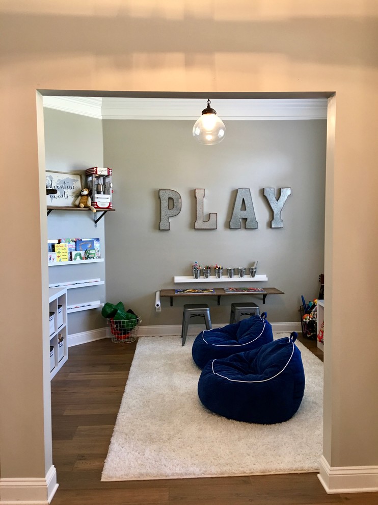 Inspiration för ett mellanstort vintage pojkrum kombinerat med lekrum och för 4-10-åringar, med grå väggar och mellanmörkt trägolv