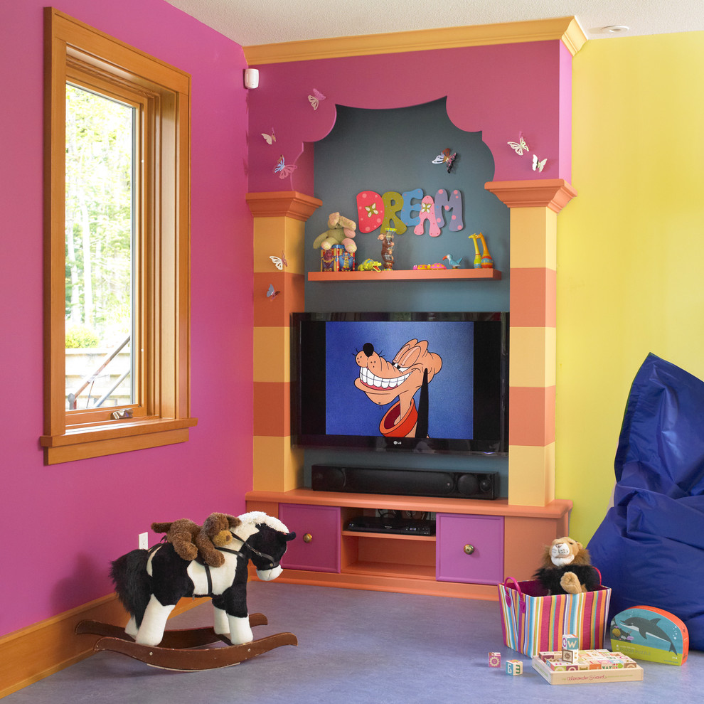 Eklektisk inredning av ett barnrum kombinerat med lekrum, med flerfärgade väggar