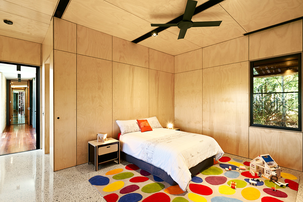 Bild på ett stort funkis könsneutralt småbarnsrum kombinerat med sovrum, med beige väggar och betonggolv