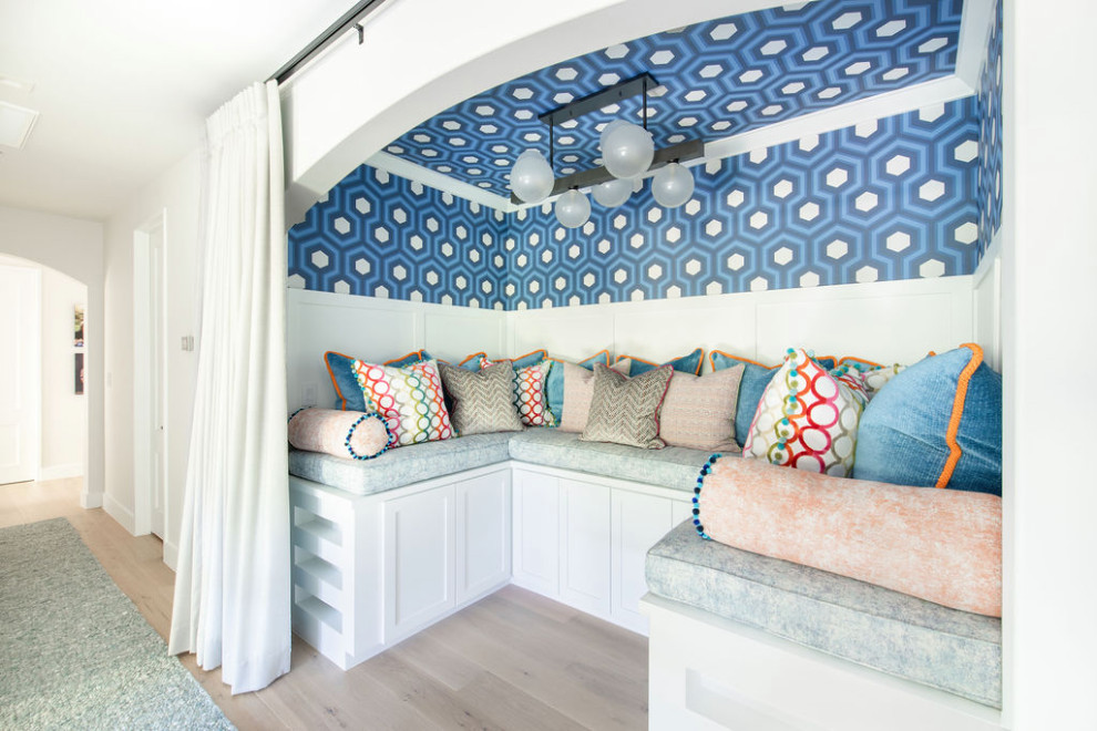 Idee per una grande cameretta per bambini chic con pareti blu, parquet chiaro, soffitto in carta da parati e carta da parati