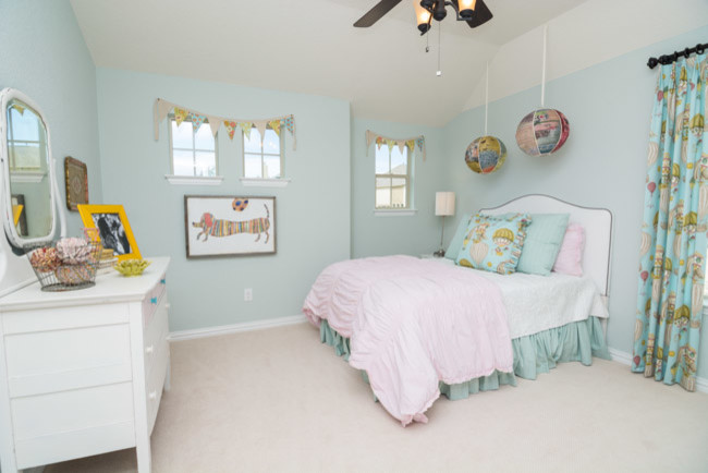 Diseño de dormitorio infantil de 4 a 10 años rural grande con paredes azules y moqueta