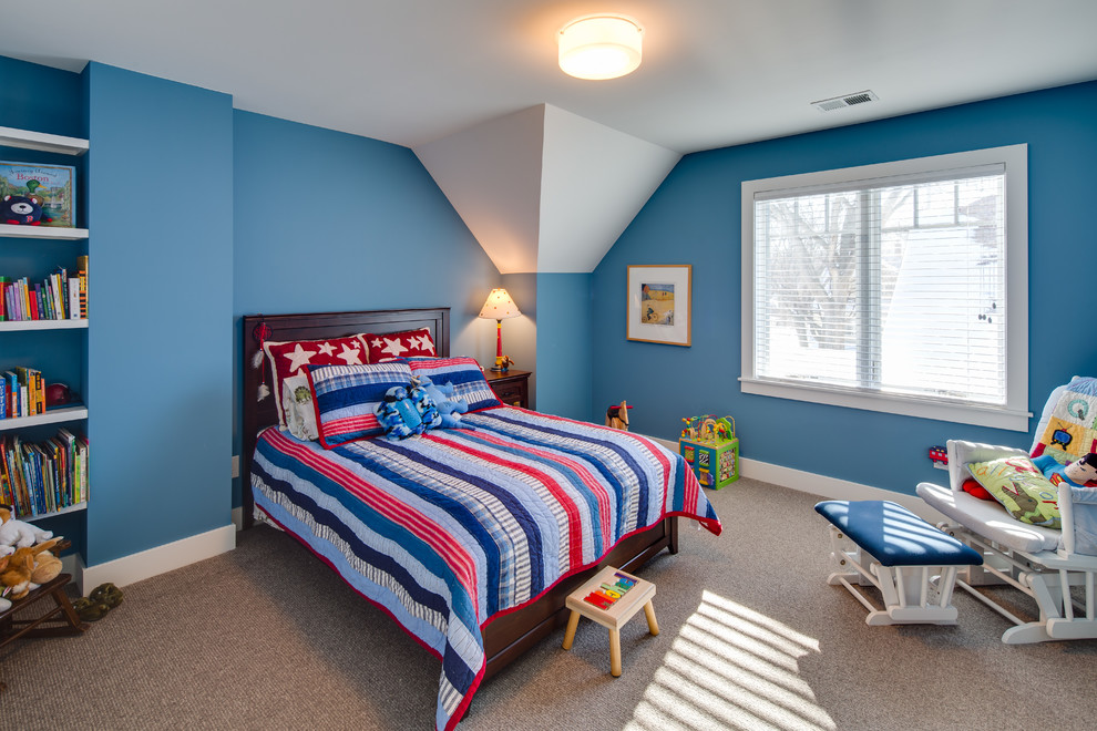 Klassisk inredning av ett mellanstort barnrum kombinerat med sovrum, med blå väggar och heltäckningsmatta