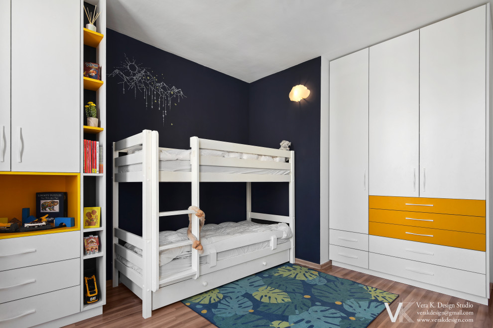 Diseño de dormitorio infantil de 4 a 10 años moderno de tamaño medio con paredes azules, suelo laminado y suelo marrón