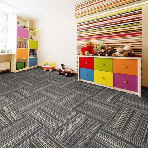 Ejemplo de dormitorio infantil de 1 a 3 años minimalista grande con paredes blancas, moqueta y suelo gris