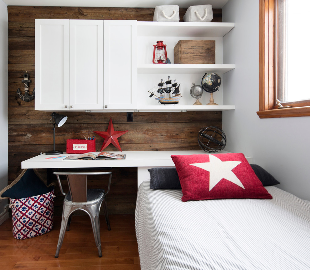 Farmhouse teen’s room for boys in Montreal with white walls.