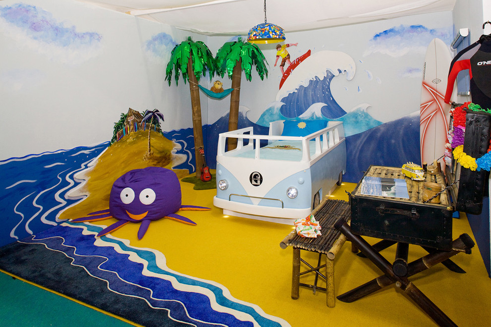 Immagine di una cameretta per bambini da 4 a 10 anni stile marino di medie dimensioni con pareti multicolore e moquette