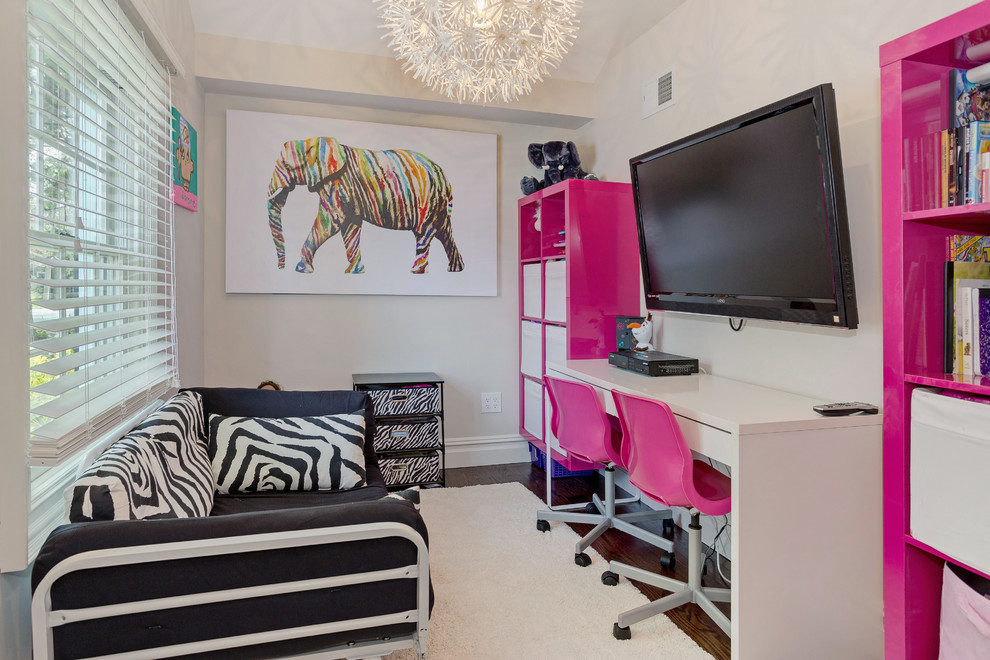 Idéer för ett litet modernt barnrum kombinerat med skrivbord, med vita väggar och mörkt trägolv