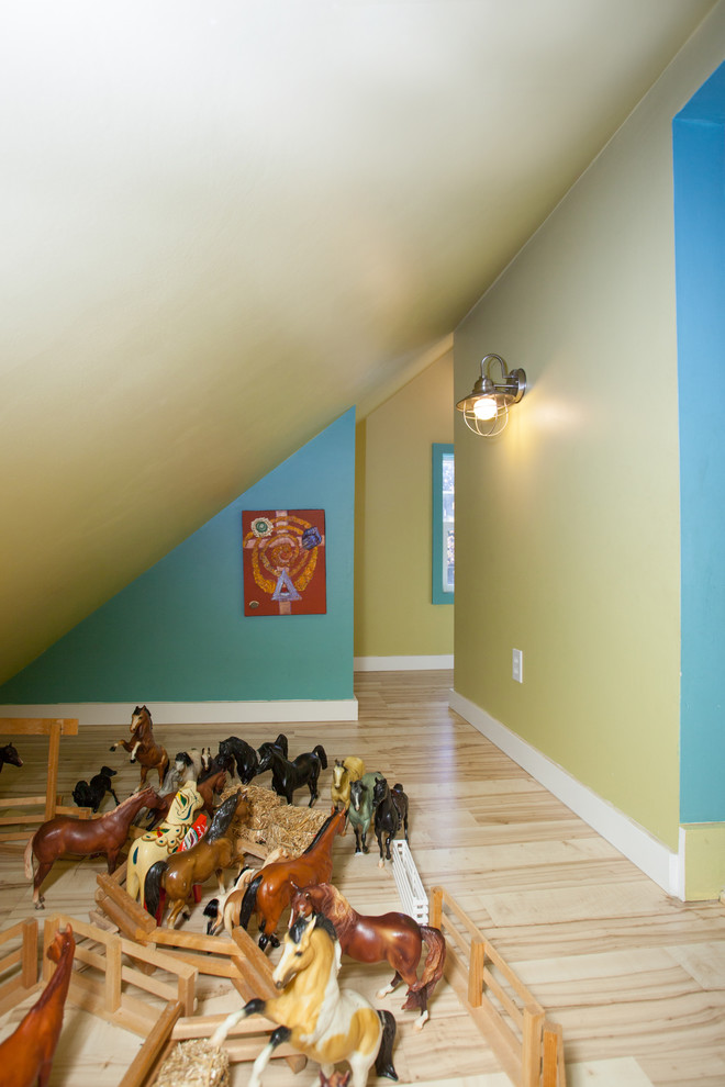 Immagine di una piccola cameretta per bambini da 4 a 10 anni boho chic con pavimento in linoleum e pareti multicolore