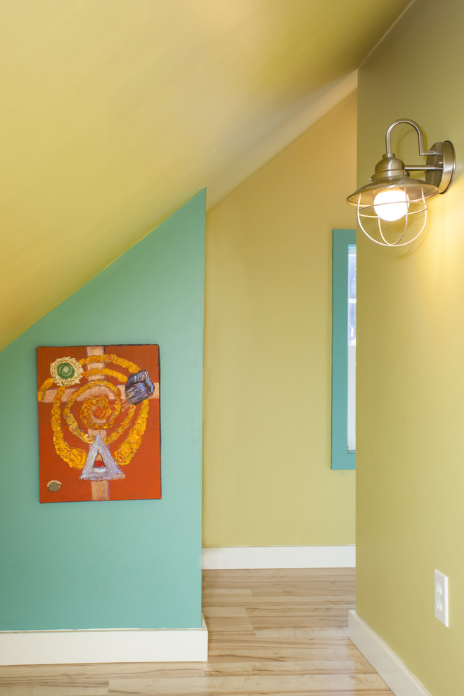 Immagine di una piccola cameretta per bambini da 4 a 10 anni eclettica con pavimento in linoleum e pareti multicolore