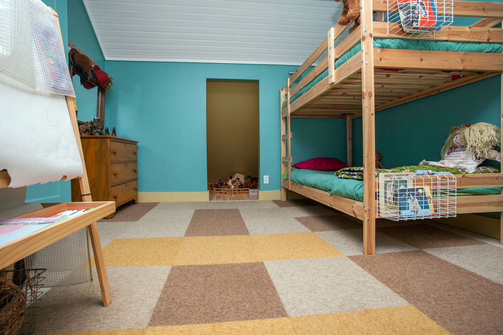 Foto på ett mellanstort eklektiskt könsneutralt barnrum kombinerat med sovrum och för 4-10-åringar, med blå väggar