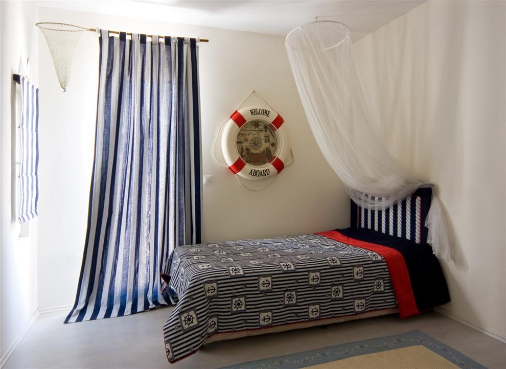 Foto på ett maritimt könsneutralt tonårsrum kombinerat med sovrum, med vita väggar