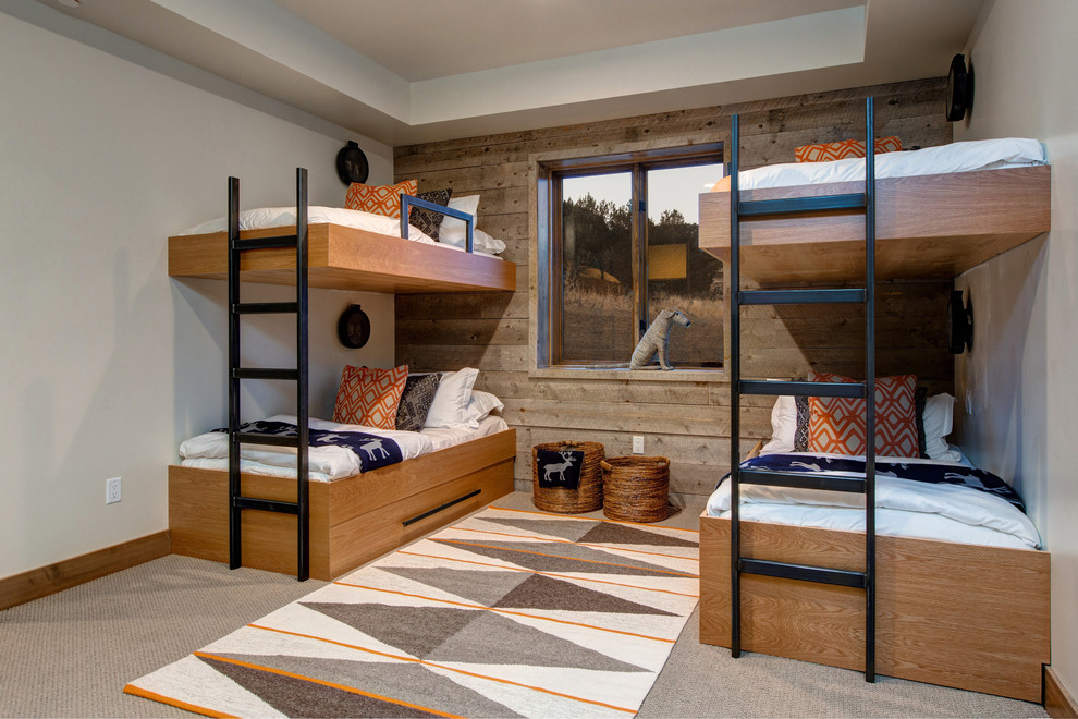 Cette image montre une chambre d'enfant de 4 à 10 ans chalet avec un mur blanc, moquette, un sol marron et un lit superposé.