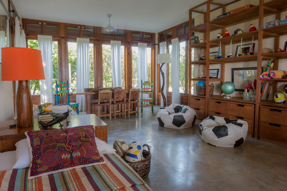 Bild på ett mycket stort tropiskt könsneutralt barnrum kombinerat med sovrum och för 4-10-åringar, med beige väggar och betonggolv