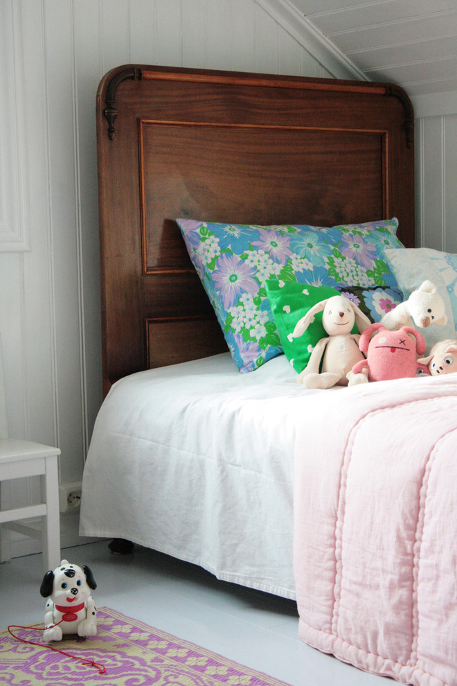 Inredning av ett skandinaviskt flickrum kombinerat med sovrum och för 4-10-åringar, med vita väggar