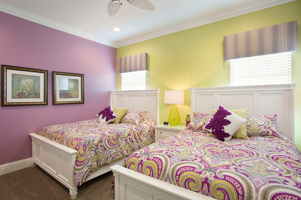Inspiration för klassiska barnrum kombinerat med sovrum, med flerfärgade väggar och heltäckningsmatta