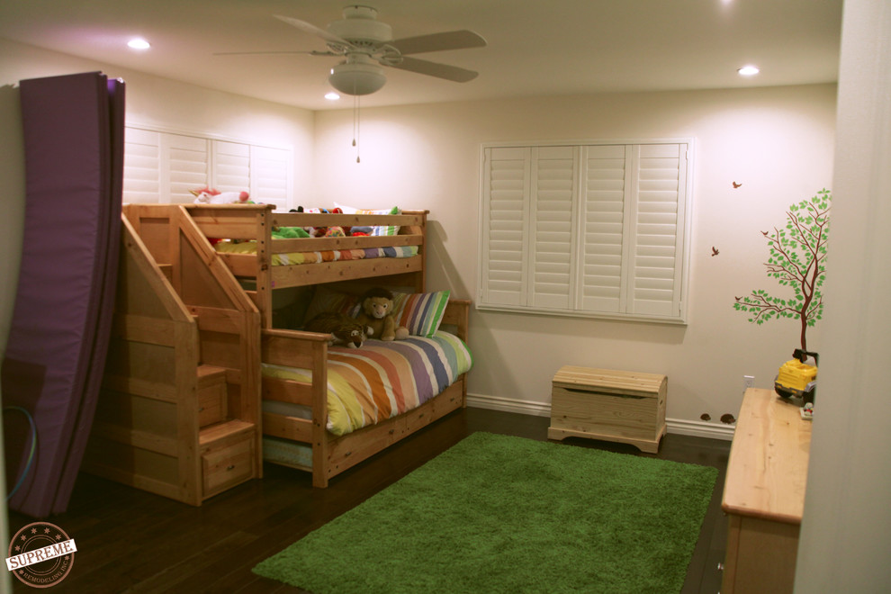 Immagine di una cameretta per bambini da 4 a 10 anni chic di medie dimensioni con pareti bianche e parquet scuro