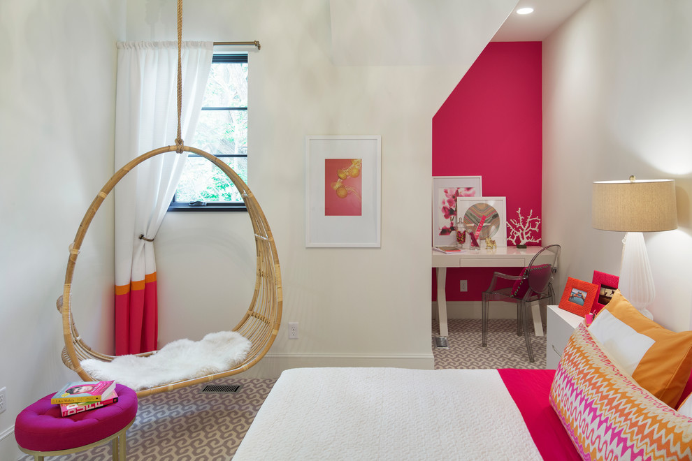 На фото: детская среднего размера в современном стиле с белыми стенами, ковровым покрытием и спальным местом для подростка, девочки с