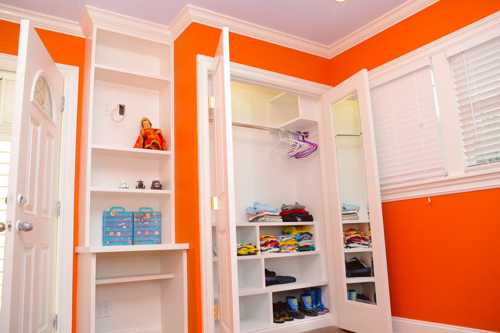 На фото: детская среднего размера в современном стиле с спальным местом и оранжевыми стенами для ребенка от 1 до 3 лет, мальчика с