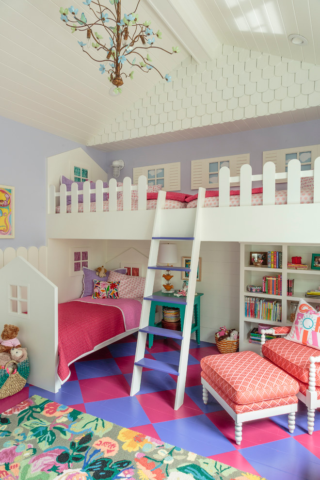 Immagine di una grande cameretta per bambini da 4 a 10 anni classica con pareti viola, pavimento in legno verniciato e pavimento multicolore