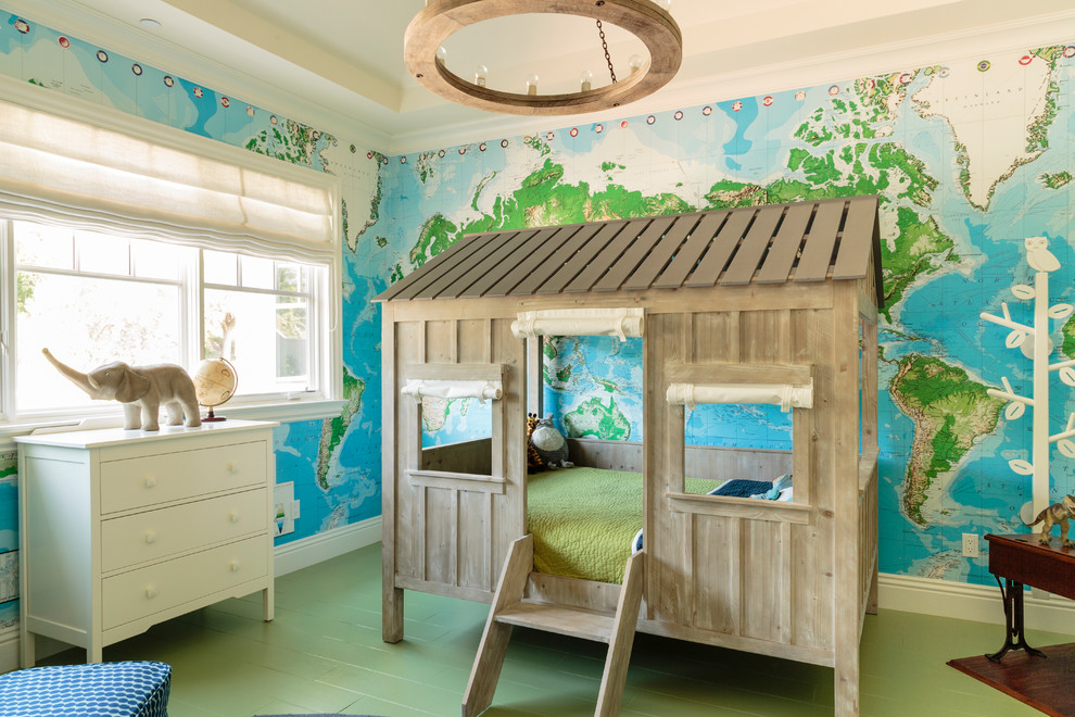 Cette photo montre une grande chambre d'enfant de 4 à 10 ans chic avec parquet peint, un sol vert et un mur multicolore.