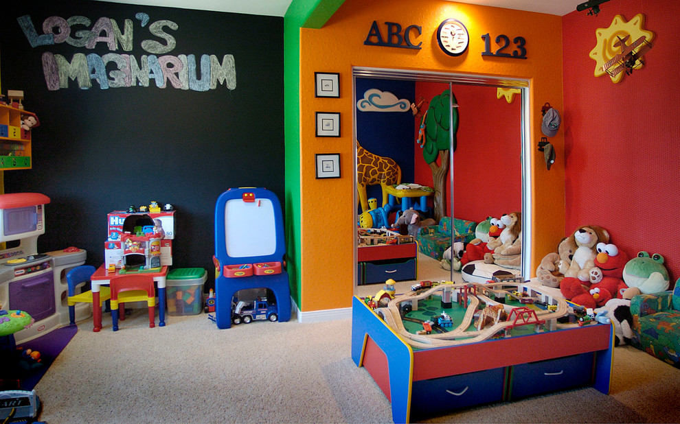 Inspiration för ett mellanstort vintage könsneutralt småbarnsrum kombinerat med lekrum, med flerfärgade väggar och heltäckningsmatta
