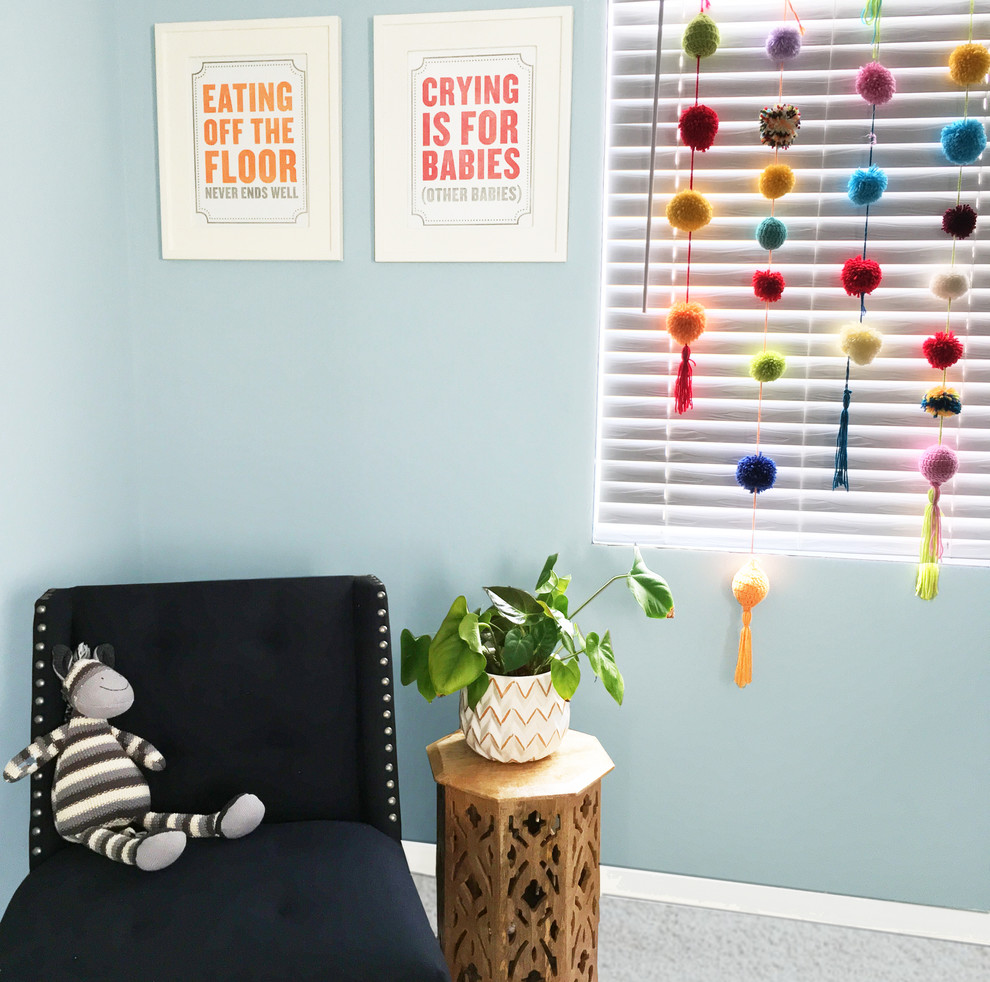 Modelo de habitación infantil unisex contemporánea de tamaño medio con paredes azules, suelo de madera clara y suelo beige