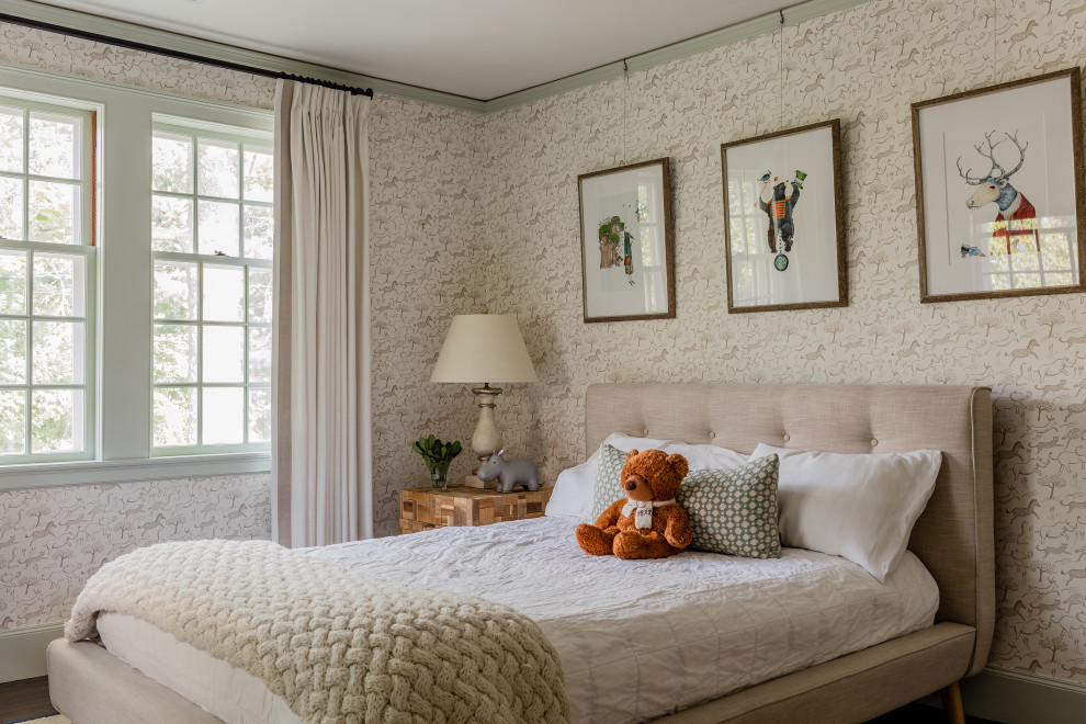 Diseño de dormitorio infantil de 4 a 10 años clásico renovado de tamaño medio con paredes beige, suelo de madera en tonos medios, suelo marrón y papel pintado